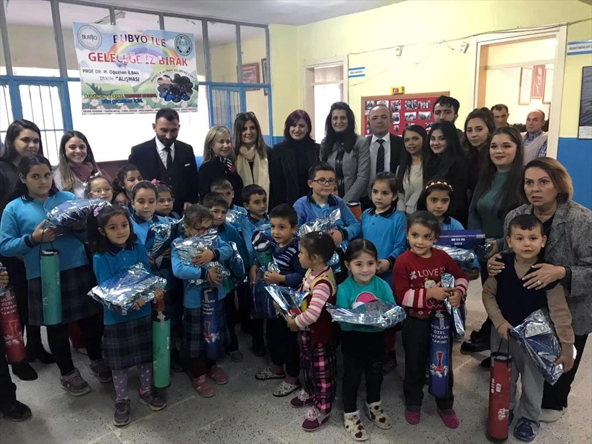 Burhaniye\'de gönüllü üniversite öğrencileri ilkokulun bakımını yaptı