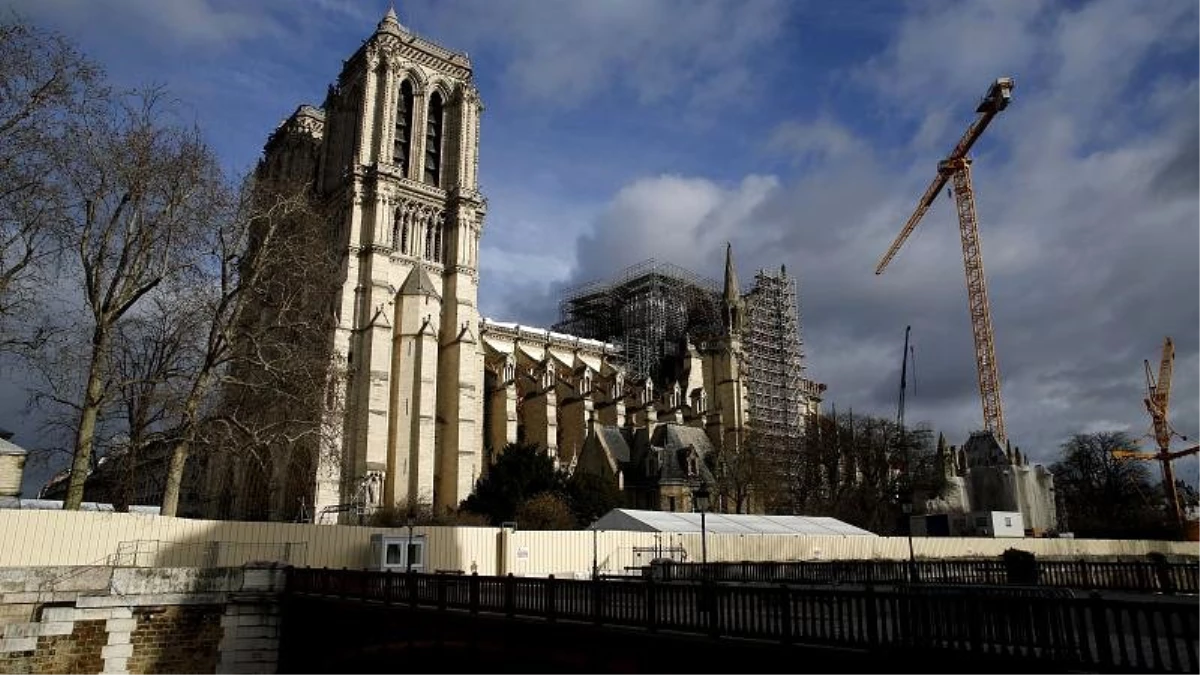 Çatısı yanan Notre Dame\'da Napolyon döneminden bu yana ilk kez Noel ayini düzenlenmiyor