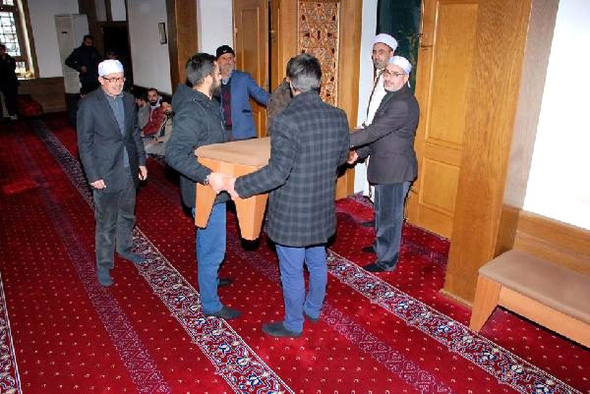 Elazığ\'da camilerde sabit oturaklar kaldırıldı
