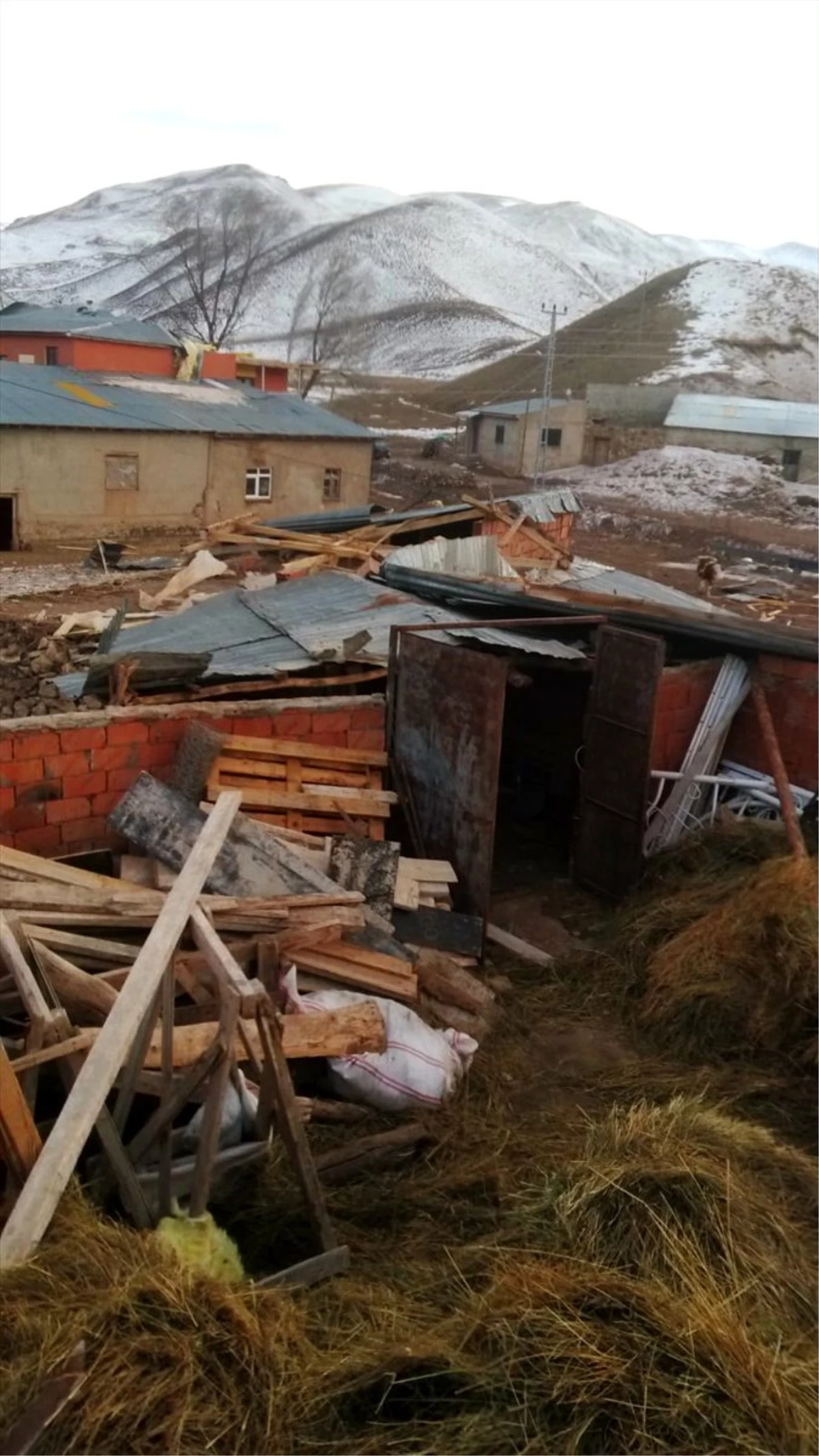 Erzincan\'da şiddetli rüzgar hasara yol açtı