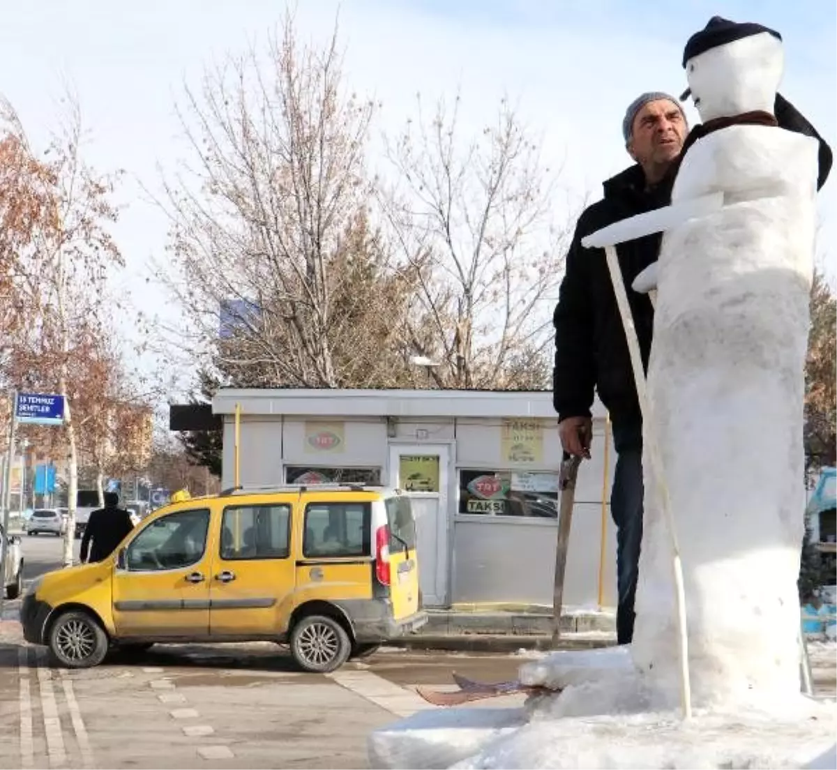 Erzurumlu taksici kardan adamı bu yıl da yaptı