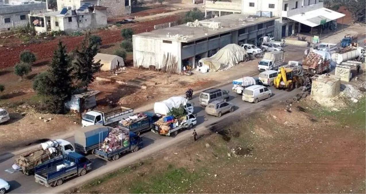 Esed bombardımanından kaçan 120 bin Suriyeli, Türkiye sınırına dayandı
