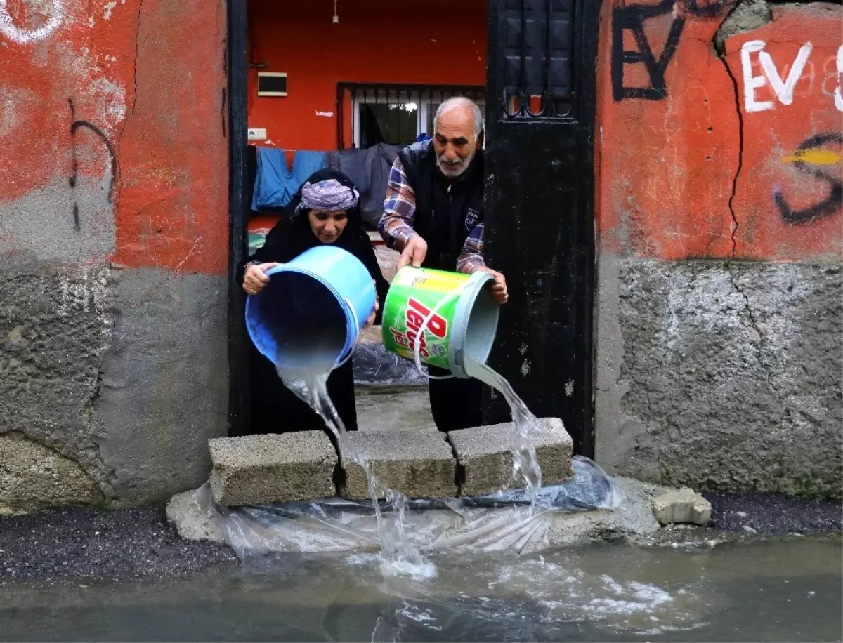 Evlerini su basan vatandaşlar çileden çıktı