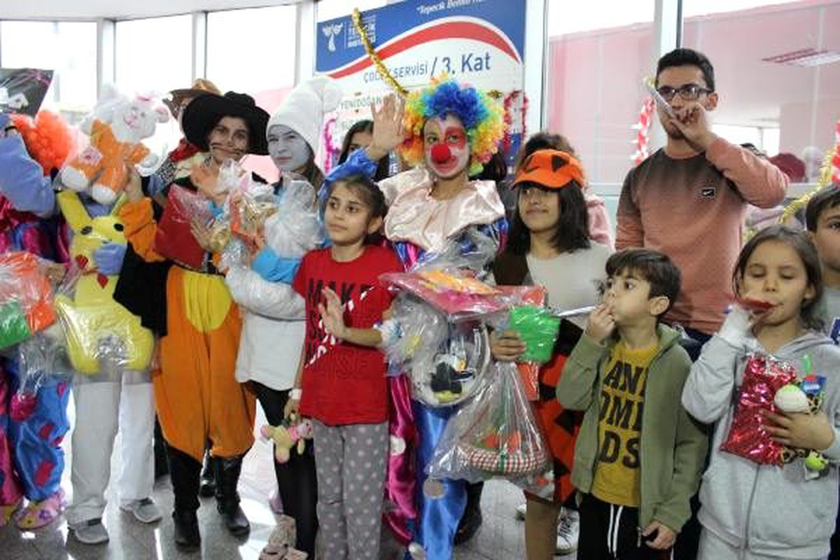 Hastanede tedavi gören çocukları hediyeleri ile sevindirdiler
