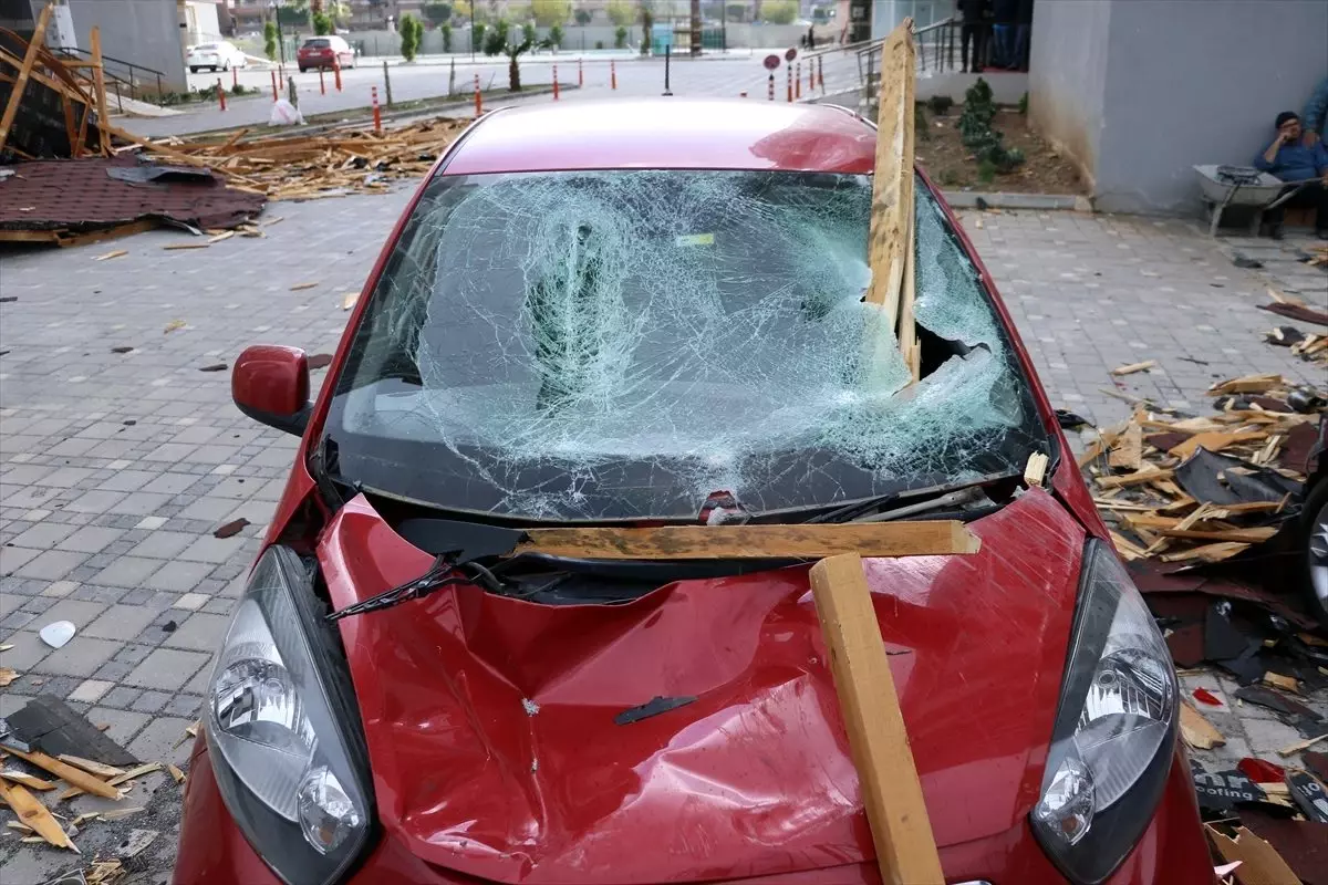 Hatay\'da fırtına nedeniyle kopan çatı otomobillerin üzerine düştü