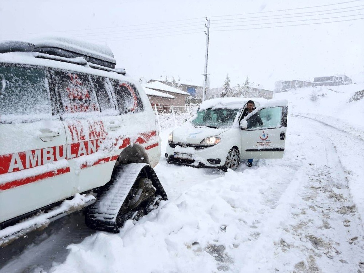 Hemodiyaliz hastaları paletli ambulansla kurtarıldı