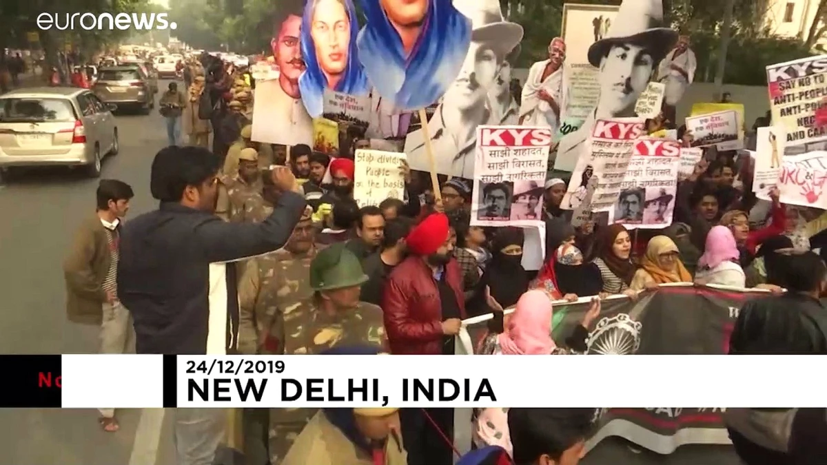 Hindistan: Yeni vatandaşlık yasasına öğrencilerden Yeni Delhi\'de protesto