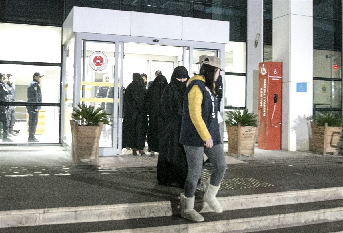 Hol Kampı\'ndan kaçan DEAŞ\'lı 7 kadın Hatay\'da teslim oldu