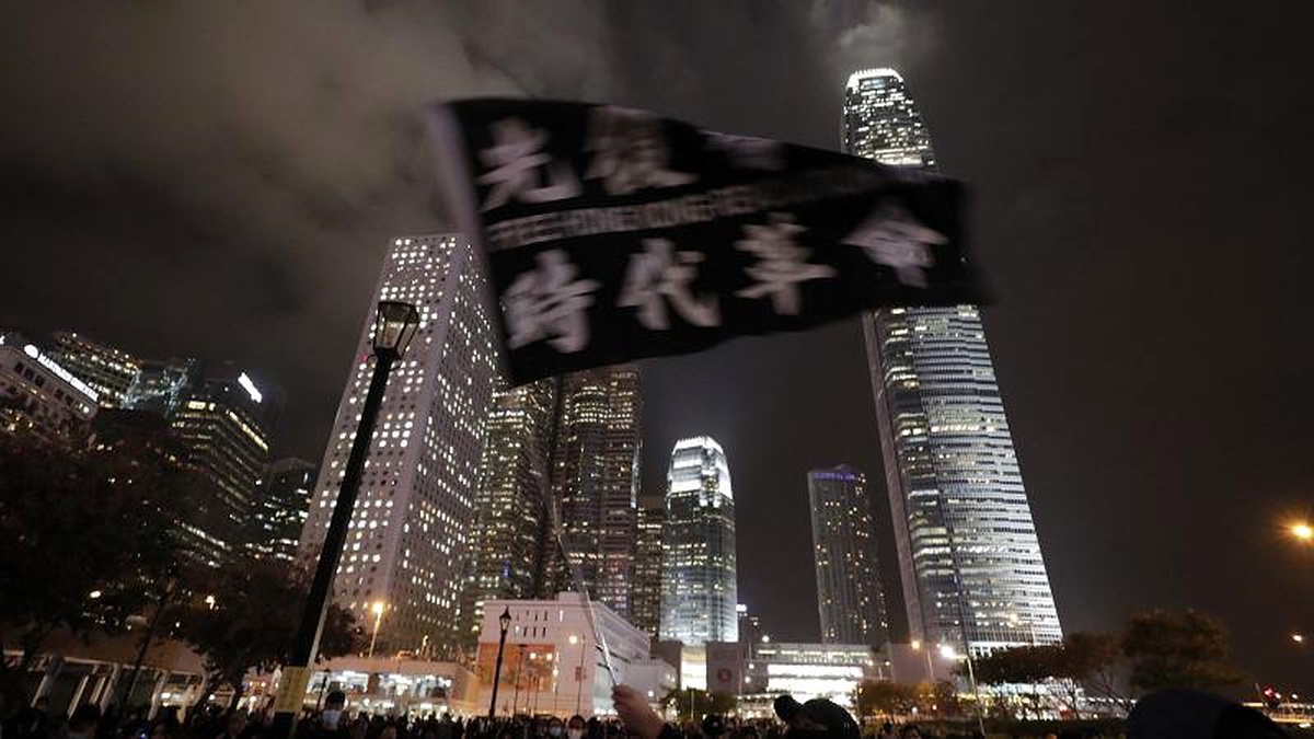Hong Kong\'daki bir alışveriş merkezinde Noel şarkısı söyleyen protestocularla polis çatıştı