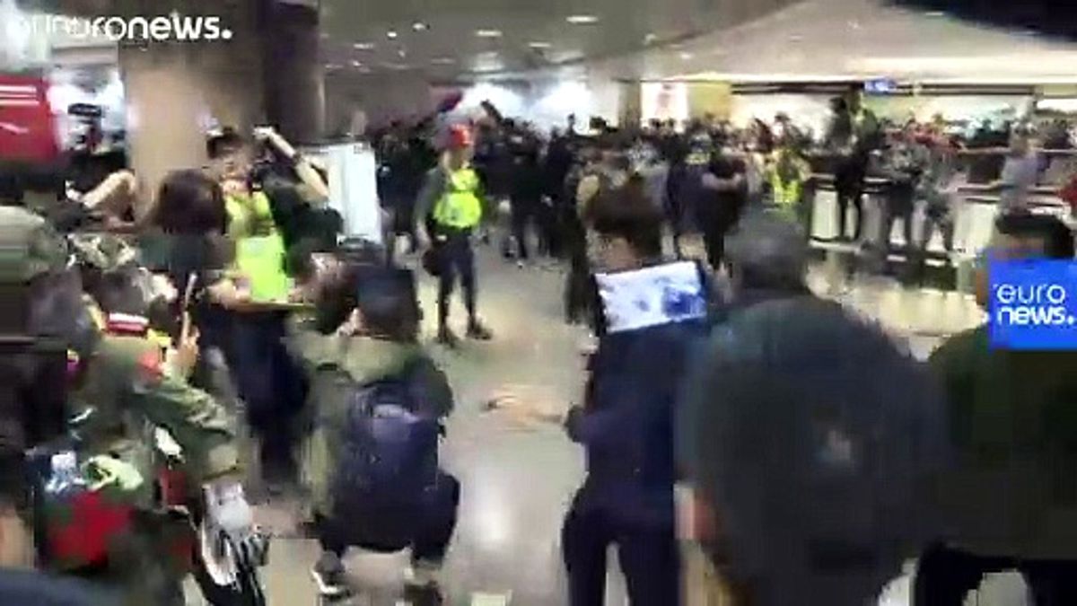 Hong Kong\'daki bir alışveriş merkezinde Noel şarkısı söyleyen protestocularla polis çatıştı