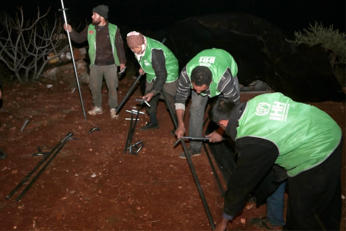 İdlib\'den göç eden Suriyeliler için çadır kuruldu