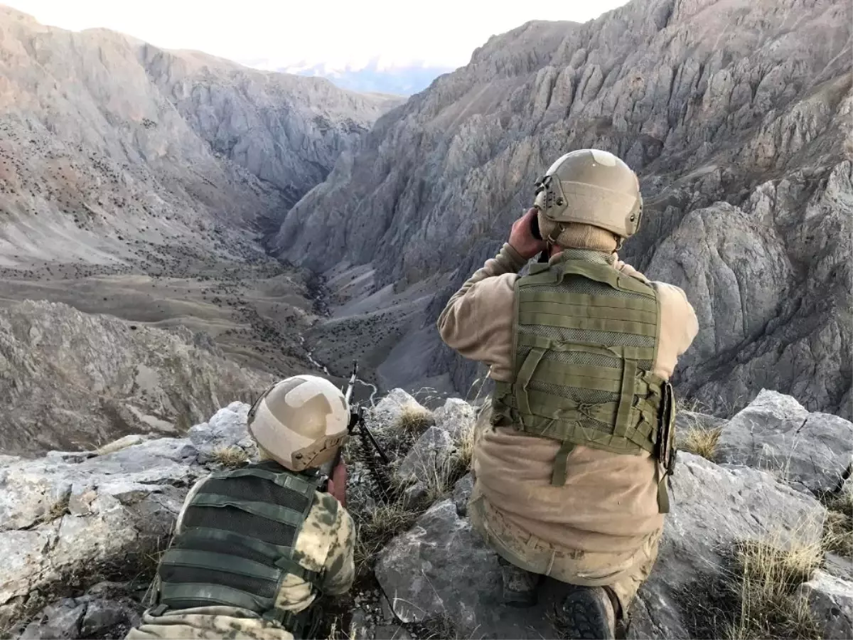Jandarma aileyi ikna etti, terörist kamptan kaçarak teslim oldu