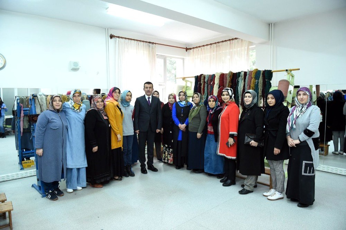 Kadınlar dokudukları halılarla ev ekonomisine katkı sağlıyor