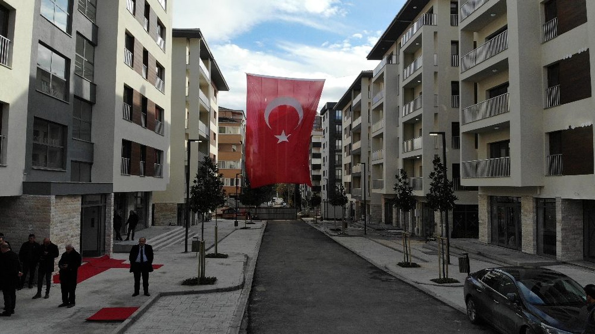 Kartal\'da yıkılan binaların yerine yenileri yapıldı