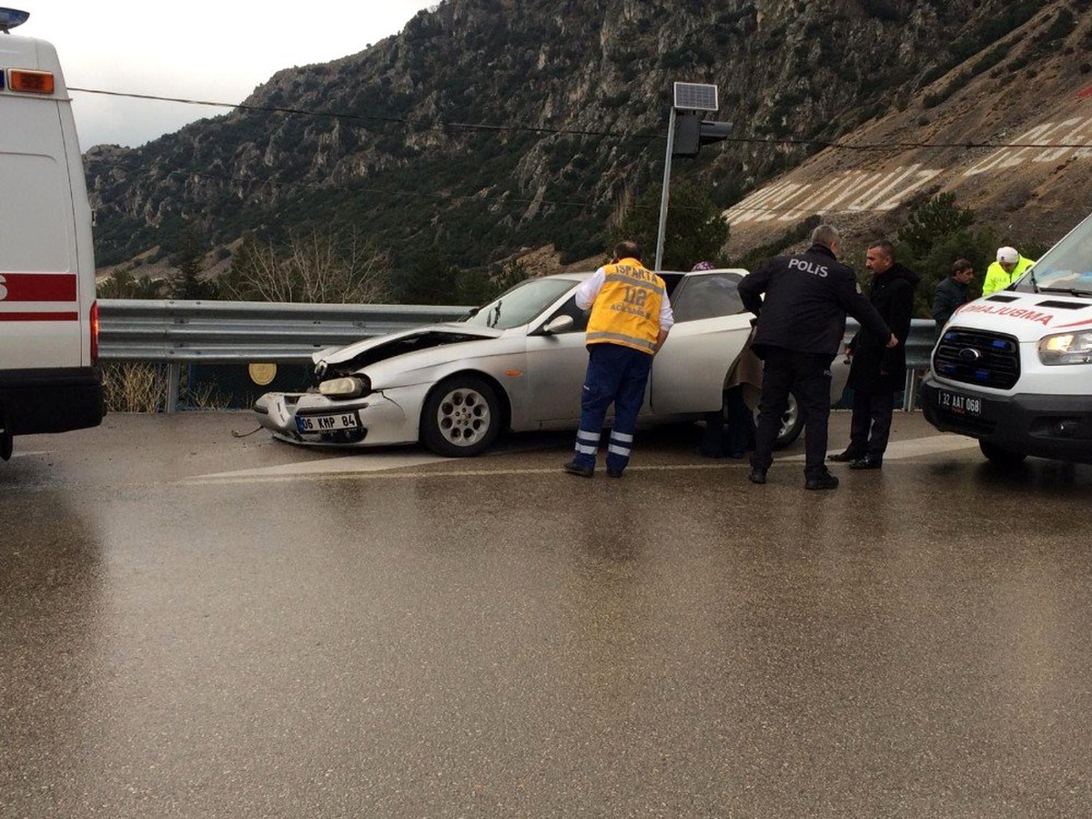 Kayganlaşan zeminde kontrolden çıkan otomobil bariyerlere çarptı: 3 yaralı