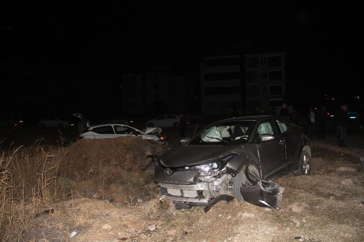 Kaza yapan otomobil trafoyu devirdi: 4 yaralı