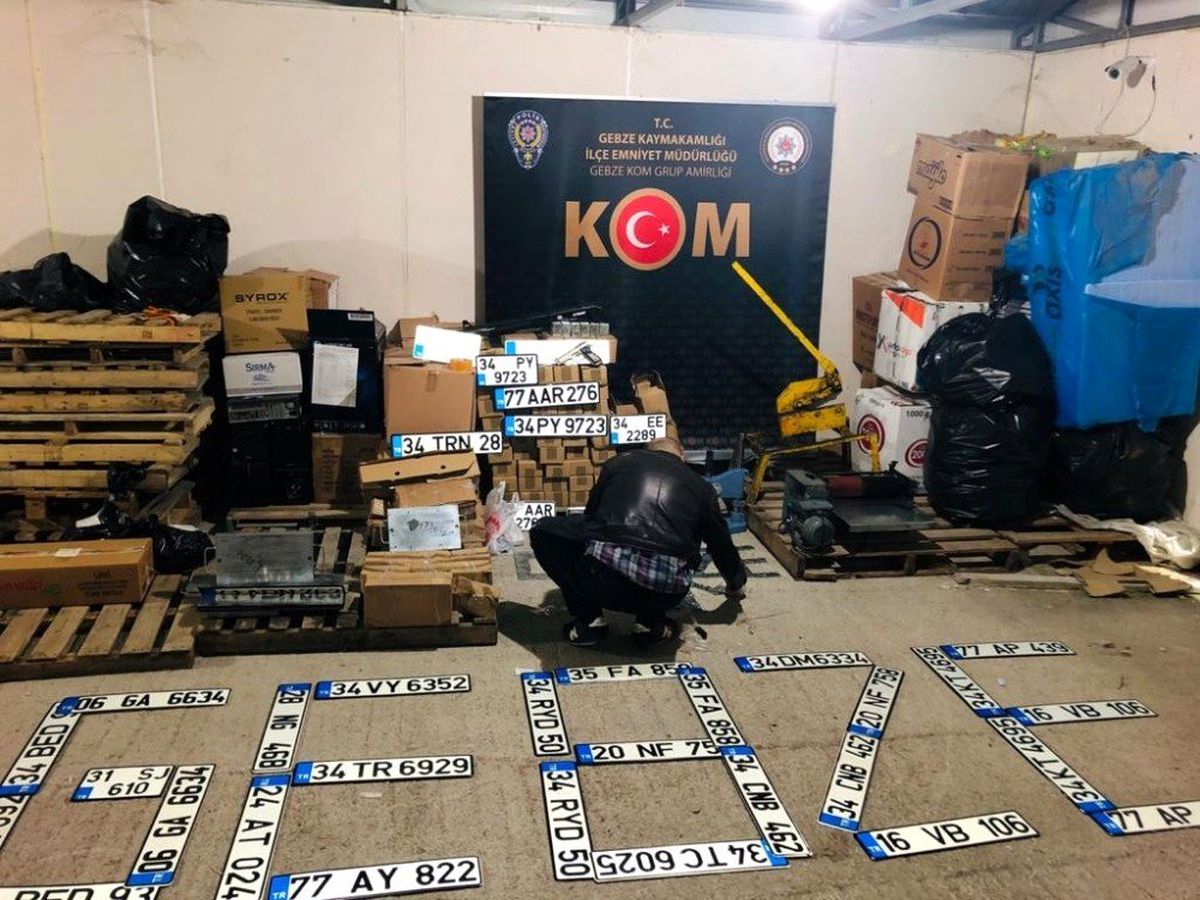 Kocaeli\'de sahte plaka basımı yapan galeriye operasyon: 4 gözaltı