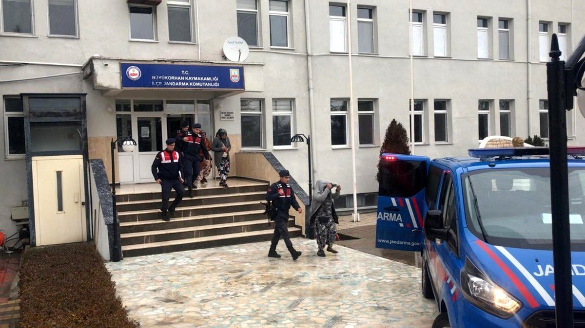 Köy evine bohçayla girip paraları çalarak çıktılar