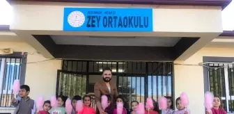 Köy okulu öğrencilerine pamuk şeker sürprizi