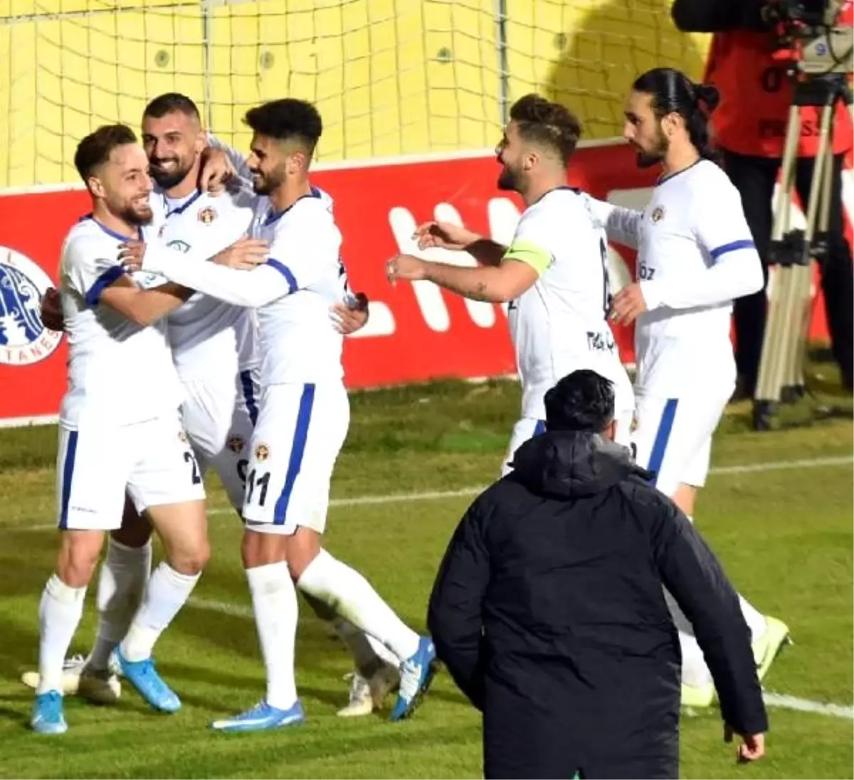 Menemenspor\'u yerlileri uçurdu