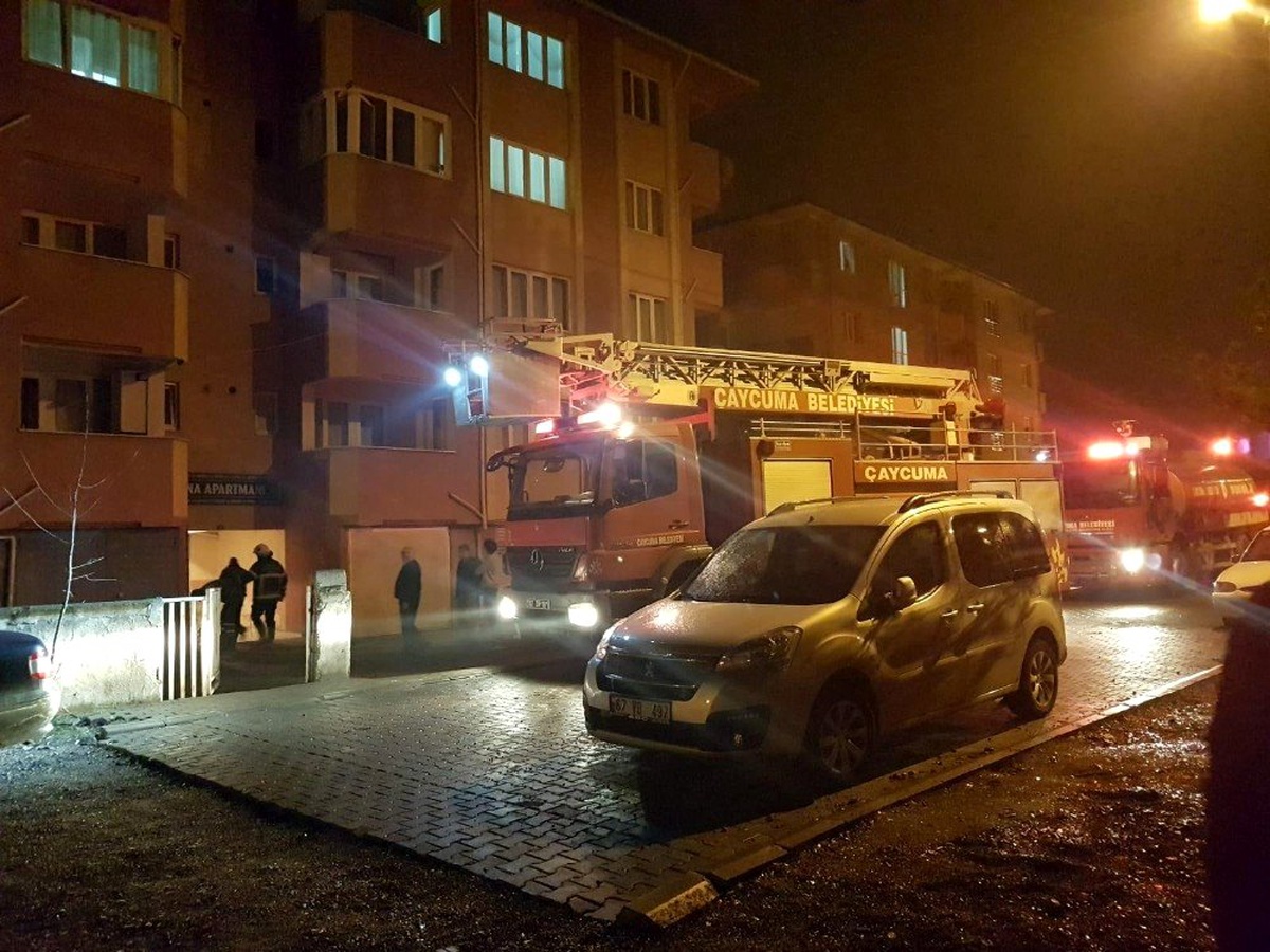 Mutfakta çıkan yangın bina sakinlerini korkuttu