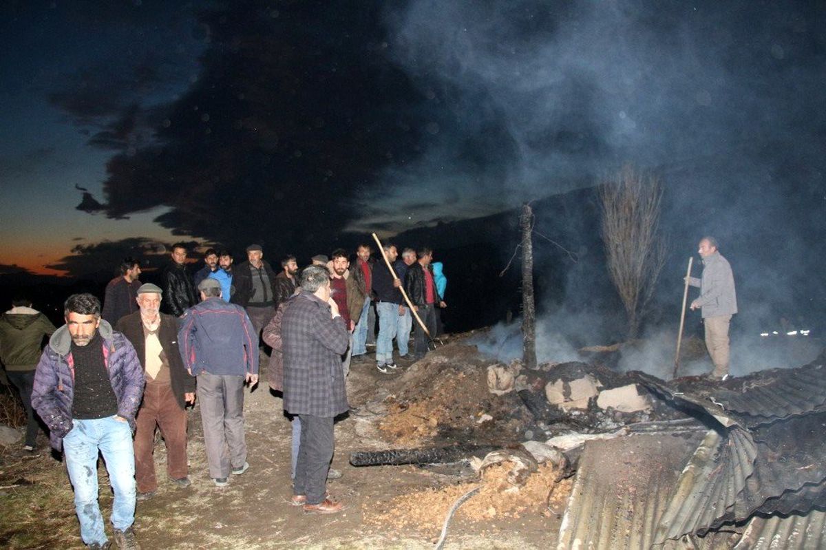 Özürlü çocuk evlerini yaktı