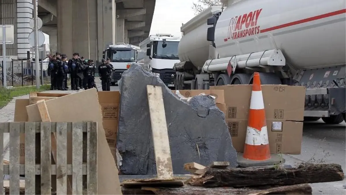 Paris\'e akaryakıt sağlayan rafineri grev kapsamında üretimi tamamen durdurma kararı aldı