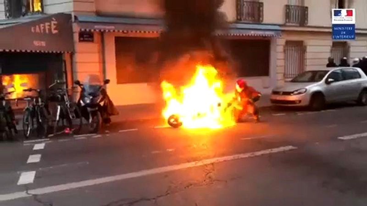 Paris\'te protestolar sırasında yanan motora itfaiye ekipleri müdahale etti