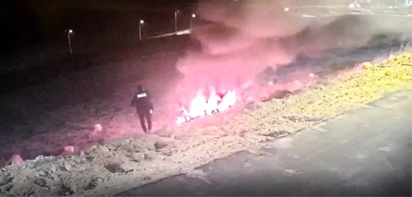 Patlamayı hiçe sayan kahraman polisler sürücüyü kurtardı