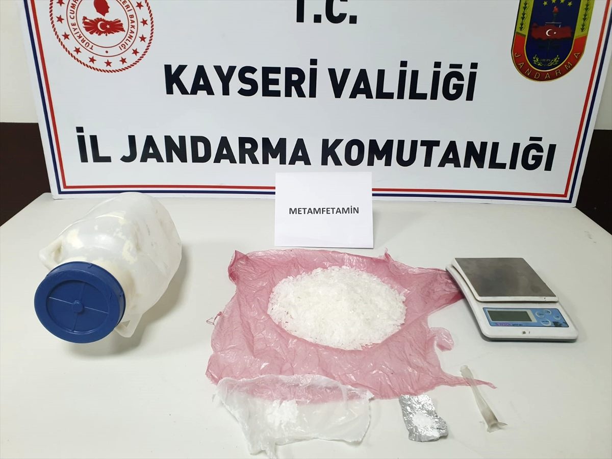 Peynir bidonunda uyuşturucu taşıyan 4 zanlı yakalandı