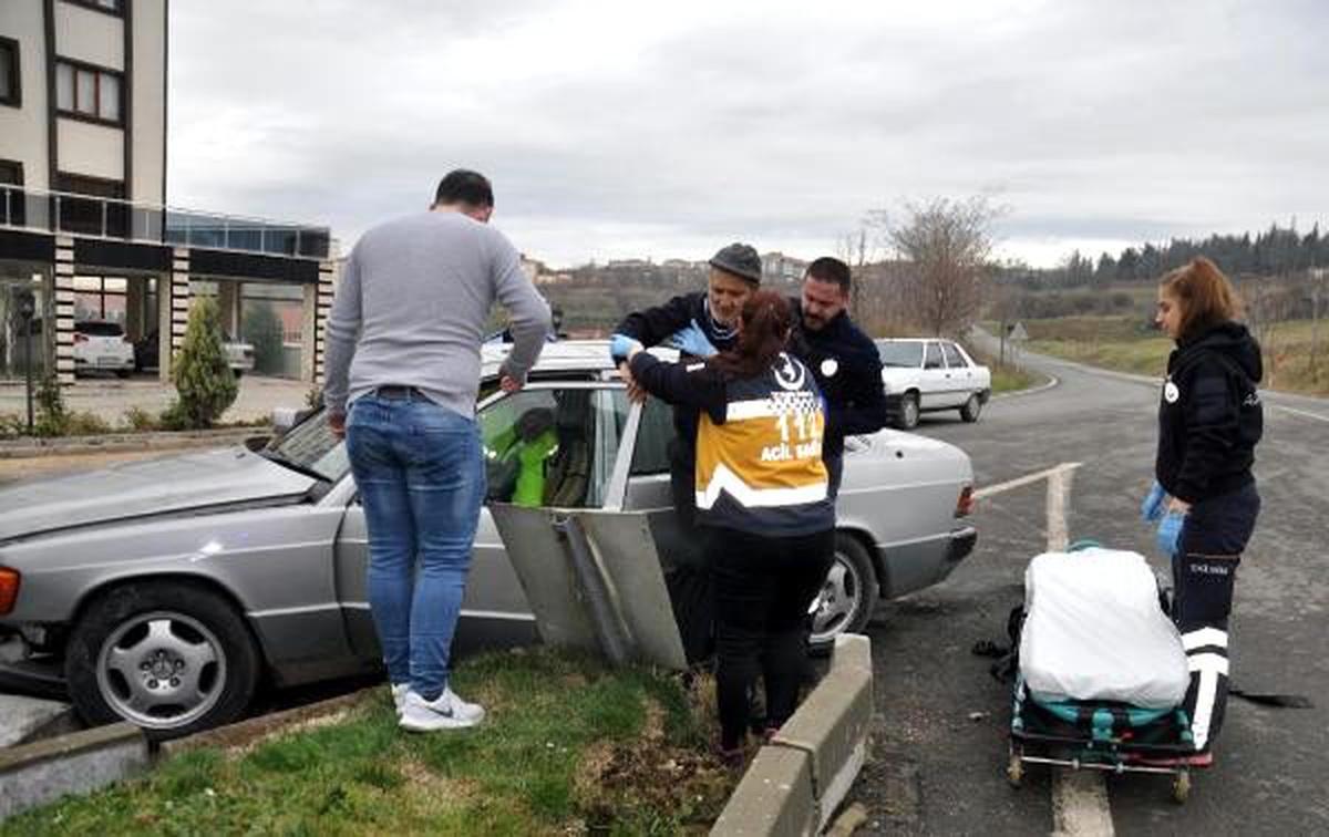 Refüje çarpan otomobilin sürücüsü yaralandı