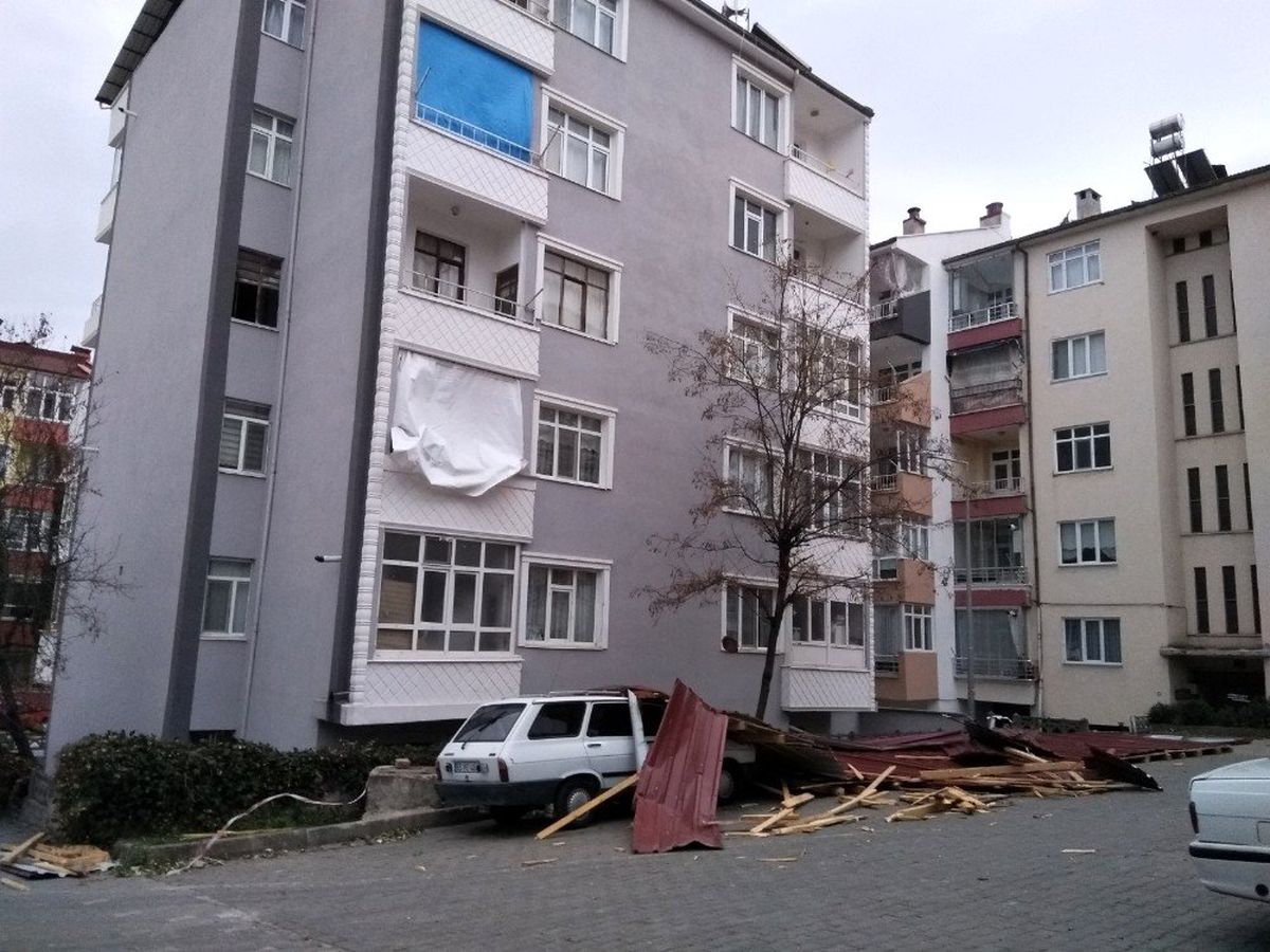 Rüzgar çatı uçurdu