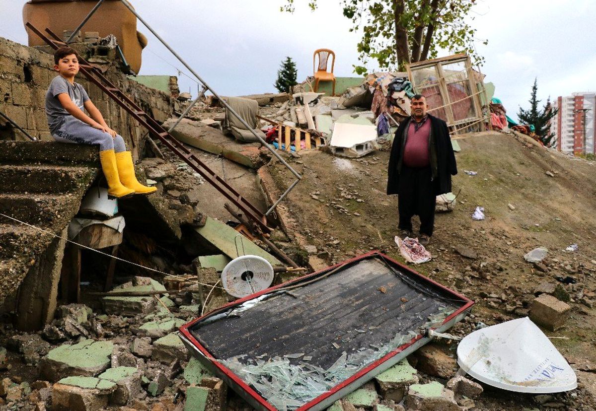 Sağanak yağış gecekonduyu yıktı