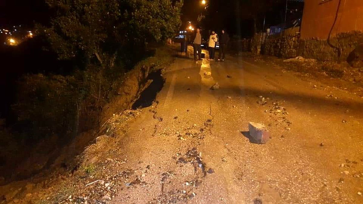 Samandağ\'da aşırı yağış sonrası yol çöktü