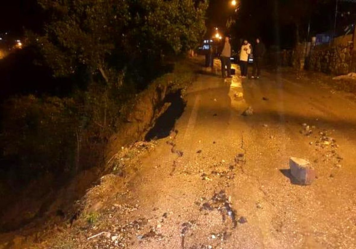 Samandağ\'da aşırı yağış sonrası yol çöktü