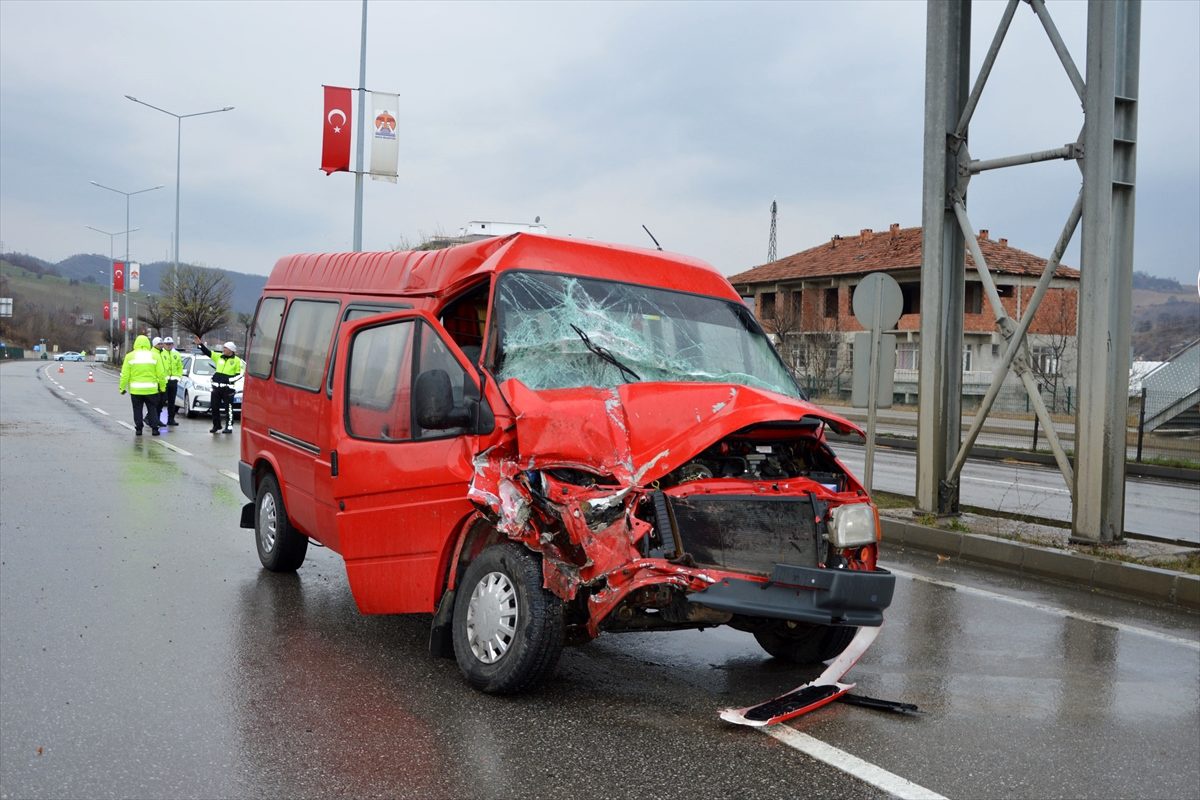 Samsun\'da minibüs ile kamyonet çarpıştı: 4 yaralı