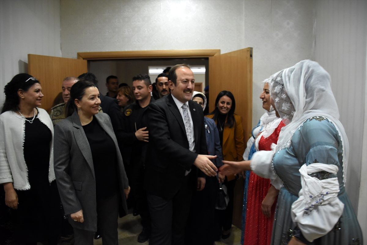Şırnak\'ta kız çocuklarının eğitimi için "El emeği göz nuru" sergisi açıldı