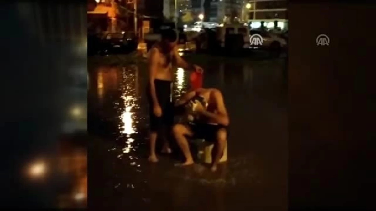 Su kesintisine dikkati çekmek için yağmur suyuyla sokakta yıkandılar
