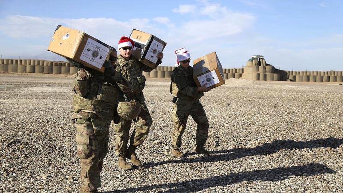 Suriye\'deki Amerikan askerlerine helikopterli \'Noel Babalar\' hediyelerini verdi