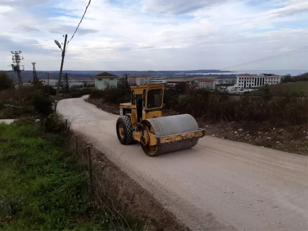 Üniversite öğrencileri çamurdan kurtarıldı