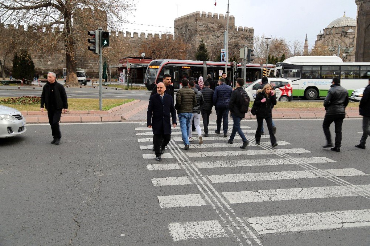 Vali Günaydın Mesaiye Esnaf Ziyaretleri ile Başladı