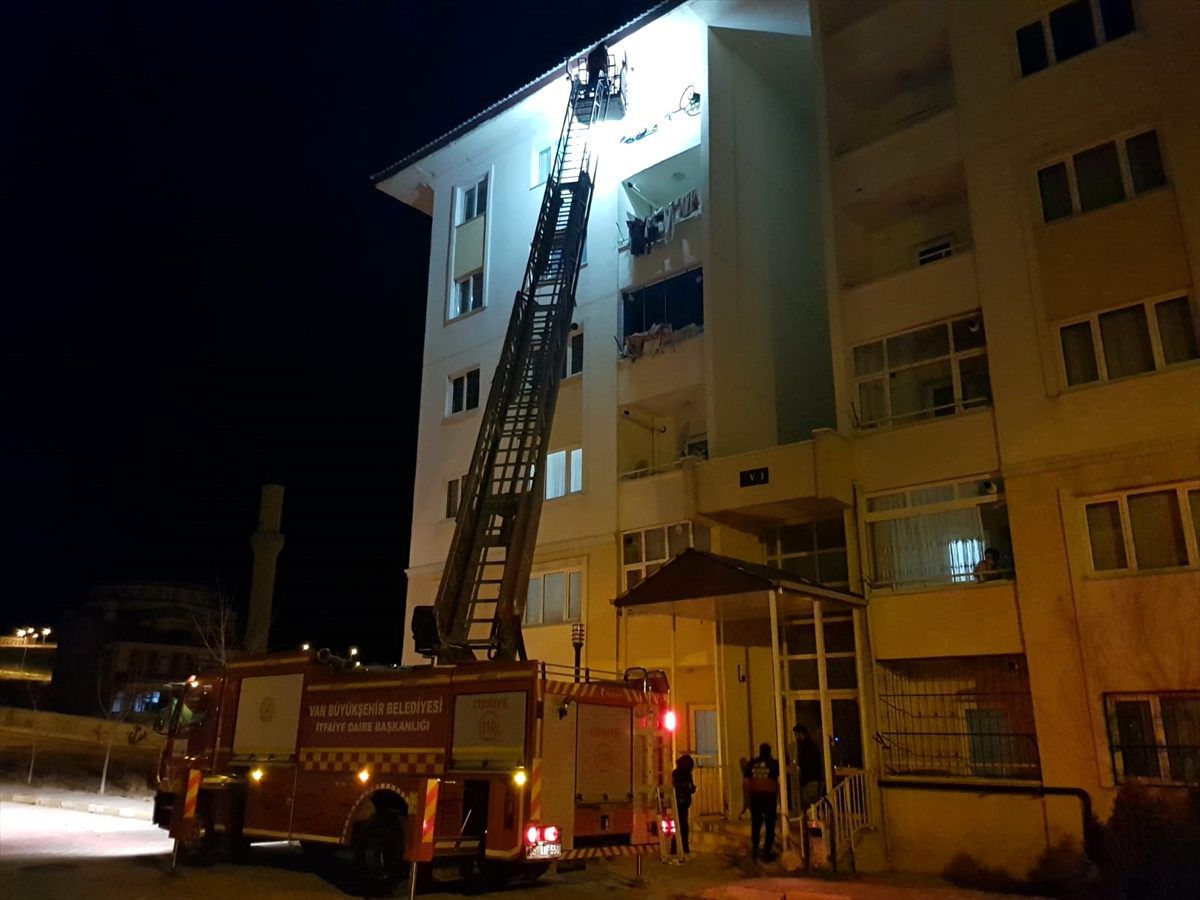Van\'da evde uyuyakalan çocuğu itfaiye ekipleri uyandırdı