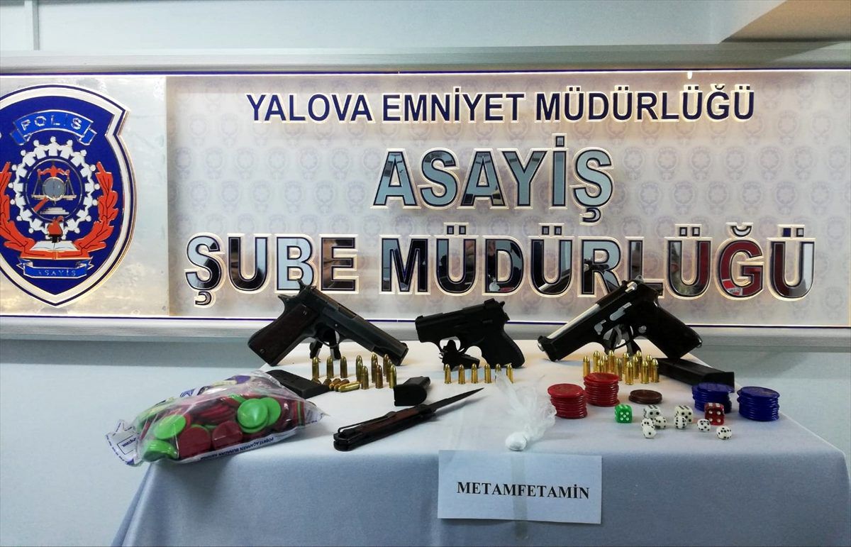 Yalova\'da kumar oynatıldığı iddia edilen dernek binasına operasyon