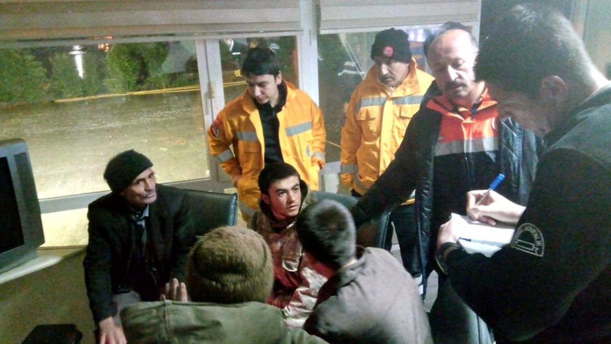 11 saat mahsur kaldılar, helikopterle kurtarıldılar