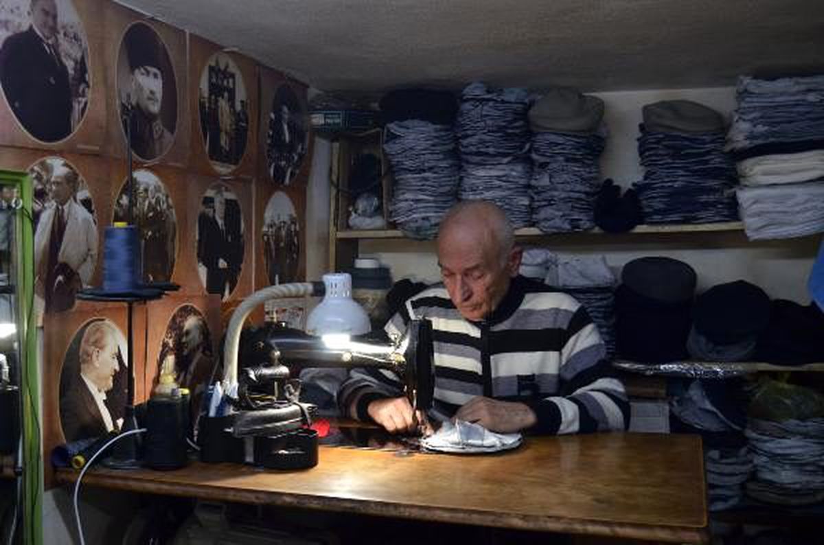 63 yıldır şapka dikiyor