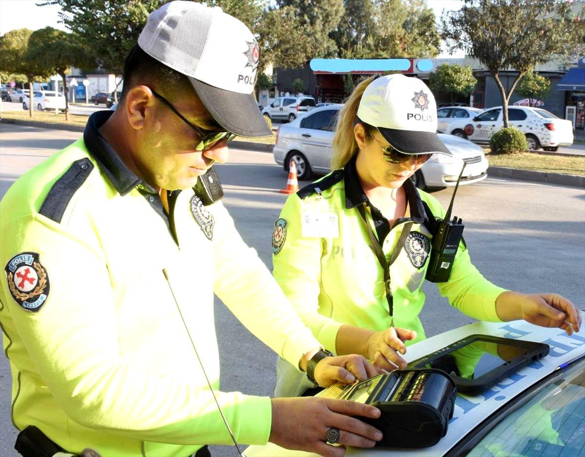 Adana\'da 17 kişilik öğrenci servisinde 34 kişiyi taşıyan sürücüye ceza kesildi