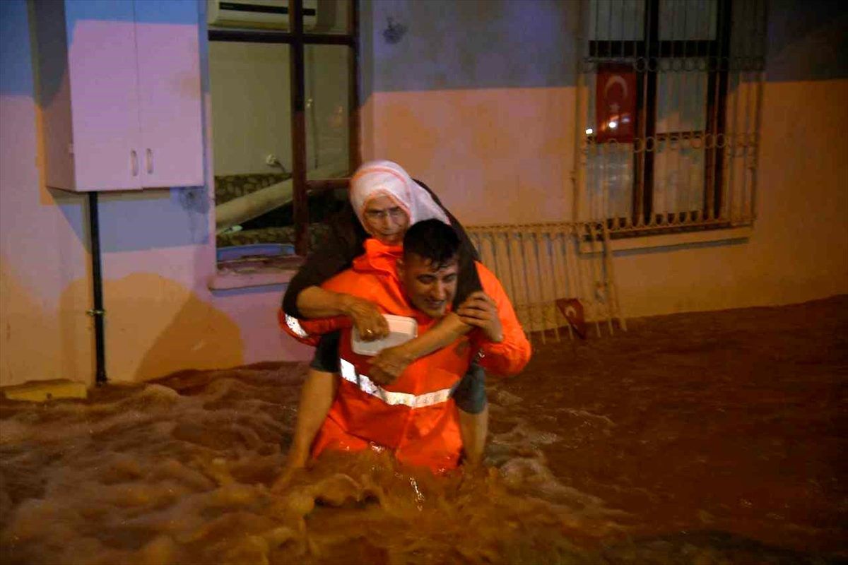 Adana\'da sağanak nedeniyle mahsur kalan vatandaşları belediye ekipleri kurtardı
