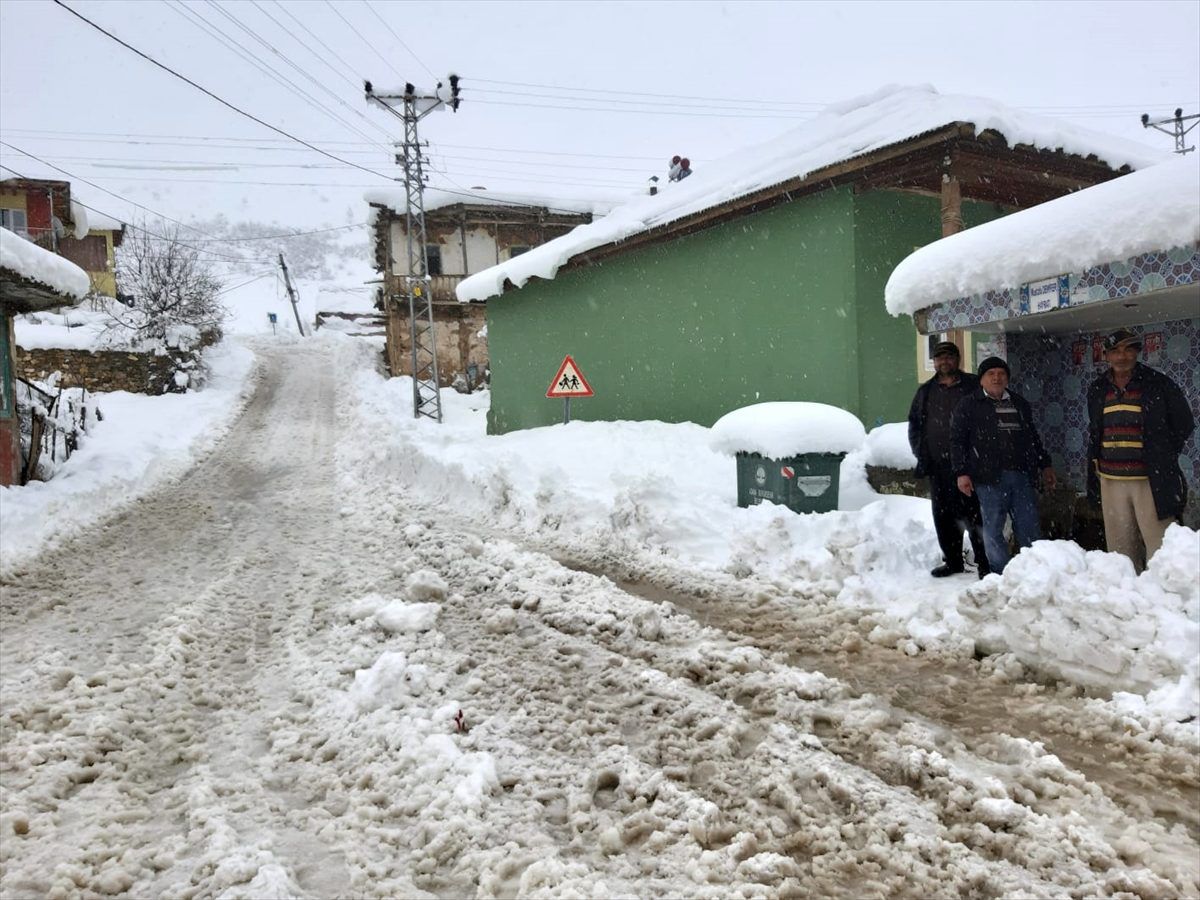 Adana\'nın Tufanbeyli ilçesinde kar yağışı hayatı olumsuz etkiliyor