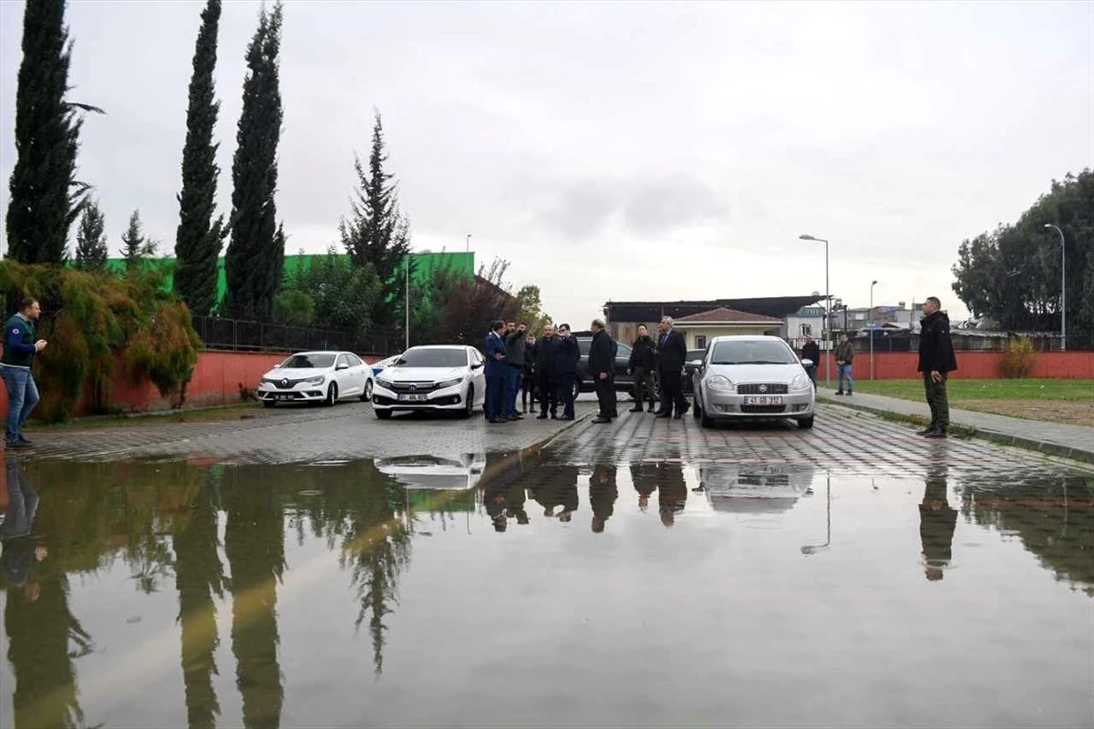 Adana Valisi Demirtaş, sağanaktan etkilenen okullarda incelemelerde bulundu