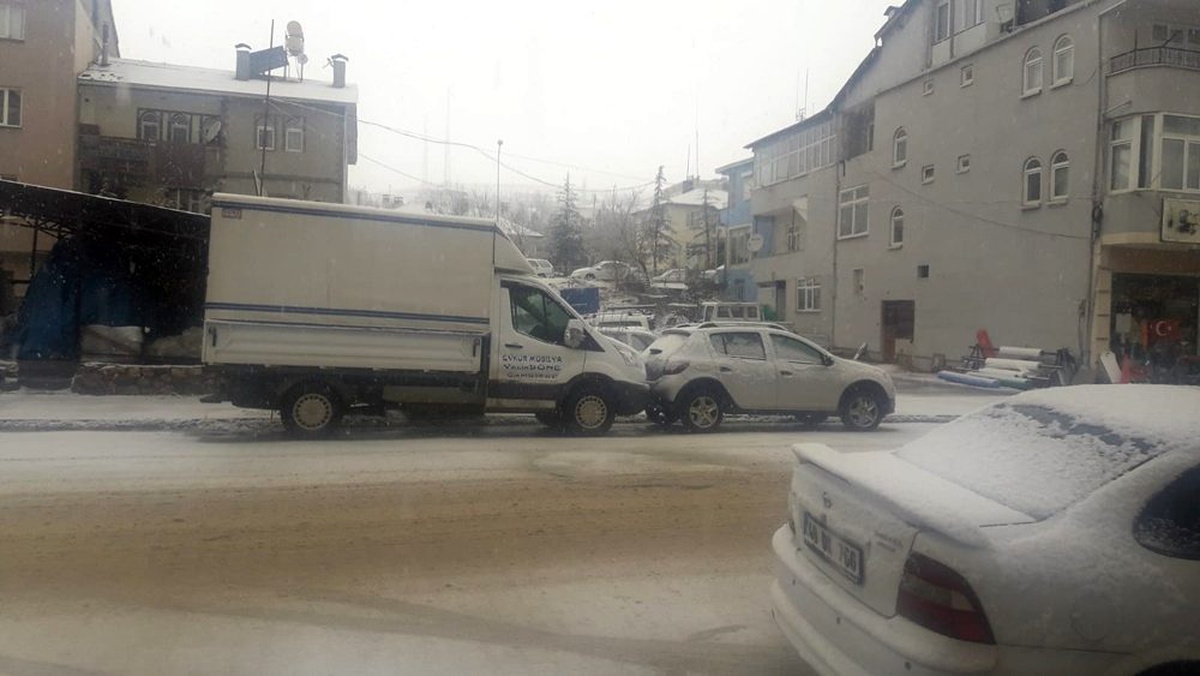 Adana yağmura, kuzey ilçeleri kara teslim oldu